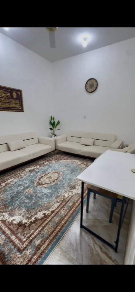 السلام عليكم عندي بيت بال3000 الاسكان الصناعي نهايه النزله الثانيه ثاني بيت عن الشارع الرئيسي نزله ال بو فياض البيت خلفي كونكريت بناء 2025 يتكون من ديوانيه وصاله ومطبخ وغرفه نوم ومنور وصحيات خارجيه وداخليه البيت يحتوي علئ خط مولد وتانكي وماطور جاهز للسكن للاستفسار *********** ايجاره 300 الف
