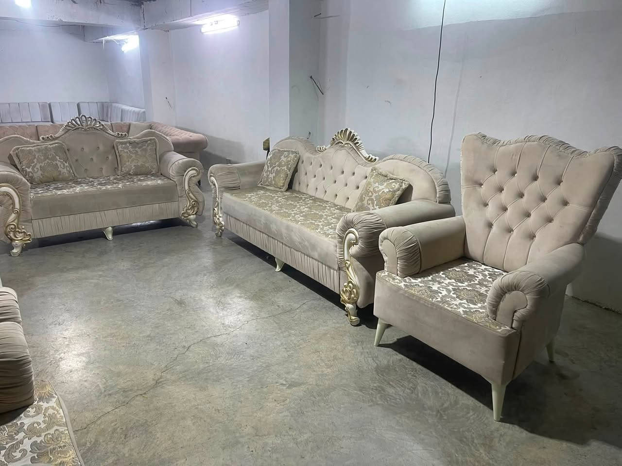 بەناوی خوای گەورە
تاقمی میوان مەلەکی 10 نەفەری 

دەست کردە بەپاکو خاوێنی ماوەتەوە 

دیزاینێکی تایبەتی هەیە ***********
