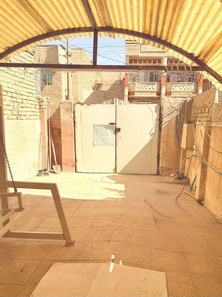 بيت للبيع الشعب شارع عدن قرب جامع الشروفي مساحه 80 طابو صرف ب 150 وبي مجال مراجعه ولستفسار ***********
