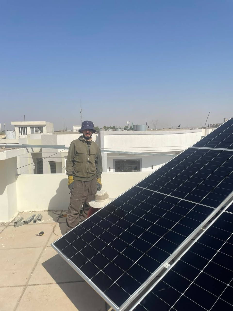 🌟 طاقة متجددة، استقرار تام، وراحة بال طوال اليوم! ☀️🔋
بكل فخر واعتزاز، نبارك للأخ الأستاذ عبد الجبار نامق (محافظة صلاح الدين – قضاء الطوز – حي الطين، خلف أسواق روكان) ثقته الكريمة بـ شركة القمة المتجددة.
تم بحمد الله وعونه يوم 6/9/2026 إكمال تنصيب منظومة طاقة شمسية متكاملة وبأعلى معايير الجودة:
⚡ مواصفات المنظومة:
 ☀️ القدرة النهارية: 16 أمبير
 🌙 القدرة الليلية: 16 أمبير
 🔆 الألواح الشمسية: 8 ألواح لونجي X10 A (قدرة 650 واط للوح الواحد | ضمان 15 سنة)
 🔋 البطاريات: ليثيوم ربت GS (سعة 16.6 كيلوواط | ضمان استبدال 5 سنوات)
 ⚡ الإنفرتر: Deye – ديا (قدرة 6.6 كيلوواط | ضمان 5 سنوات)
💡 استمتع بكهرباء مستقرة وطاقة متواصلة طوال اليوم مهما كانت الظروف!
💬 ل معرفة السعر والتفاصيل، اكتب كلمة (تم) في التعليقات وسيصلك السعر فوراً على الخاص!
📍 عنواننا:
طوز – شارع الإمام أحمد (ع) – قرب ماركت عمو طلعت.
📞 للاتصال والاستفسار:
 🏢 المكتب: ⁠***********⁠
 📱 المبيعات: ⁠***********⁠
✨ شركة القمة المتجددة
ثقة • خبرة • استمرارية 🤝
هل يناسبك هذا التعديل أم تحب أن نضيف أو نعدل شيئاً آخر؟
