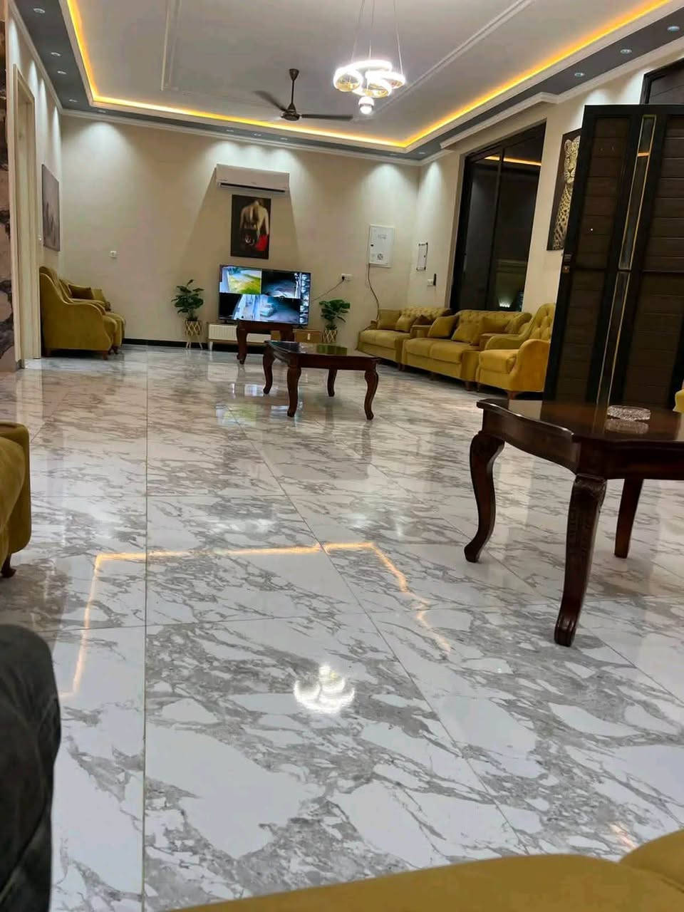 متوفر عندي يوم الثلاثاء بوعيثه
صباحي ٢٢٥ 
مسائي ٣٠٠
للأستفسار 
الاتصال او مراسلة
***********
