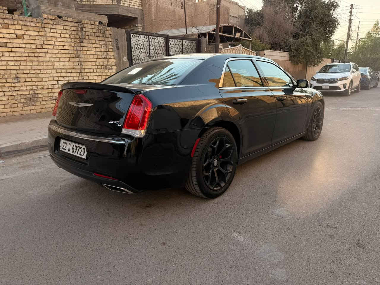 اوباما c300 جديدة بمعنة
المحرك : V6 . 3.6L . 

 السياره كلين تايتل.طابة وتقريرها موجود فقط بارد مكانين بيهة 

المواصفات 

* پانوراما . . 
حساسات خلفية 

* حساسات امامية . 
ماشية ٥٨ الف ميل 

* مصابيح امامية زنون مع LED . 

* شاشه كبيرة مع نظام ملاحة نفكيشن GPS .

* سستم صوت الپاين مع سماعات بريميوم .

* مقصورة الركاب من الجلد

* مقاعد أمامية كهربائية عدد 2 .  . 
داخل جلد ابيض 
* تشغيل عن بعد . . 

* محدد سرعة . 

* تلفون بلوتوث .

* كاميرا خلفية . 

* مرايا متحسسة للاضاءة العالية .

* كير شفتر بالستيرن . 

* دخول ذكي (بصمة) . 
السعر ٢٣ الف دولار  ٢٣٠ ورقة  
للاستفسار سيف *********** مكاني بغداد شهداء البياع
