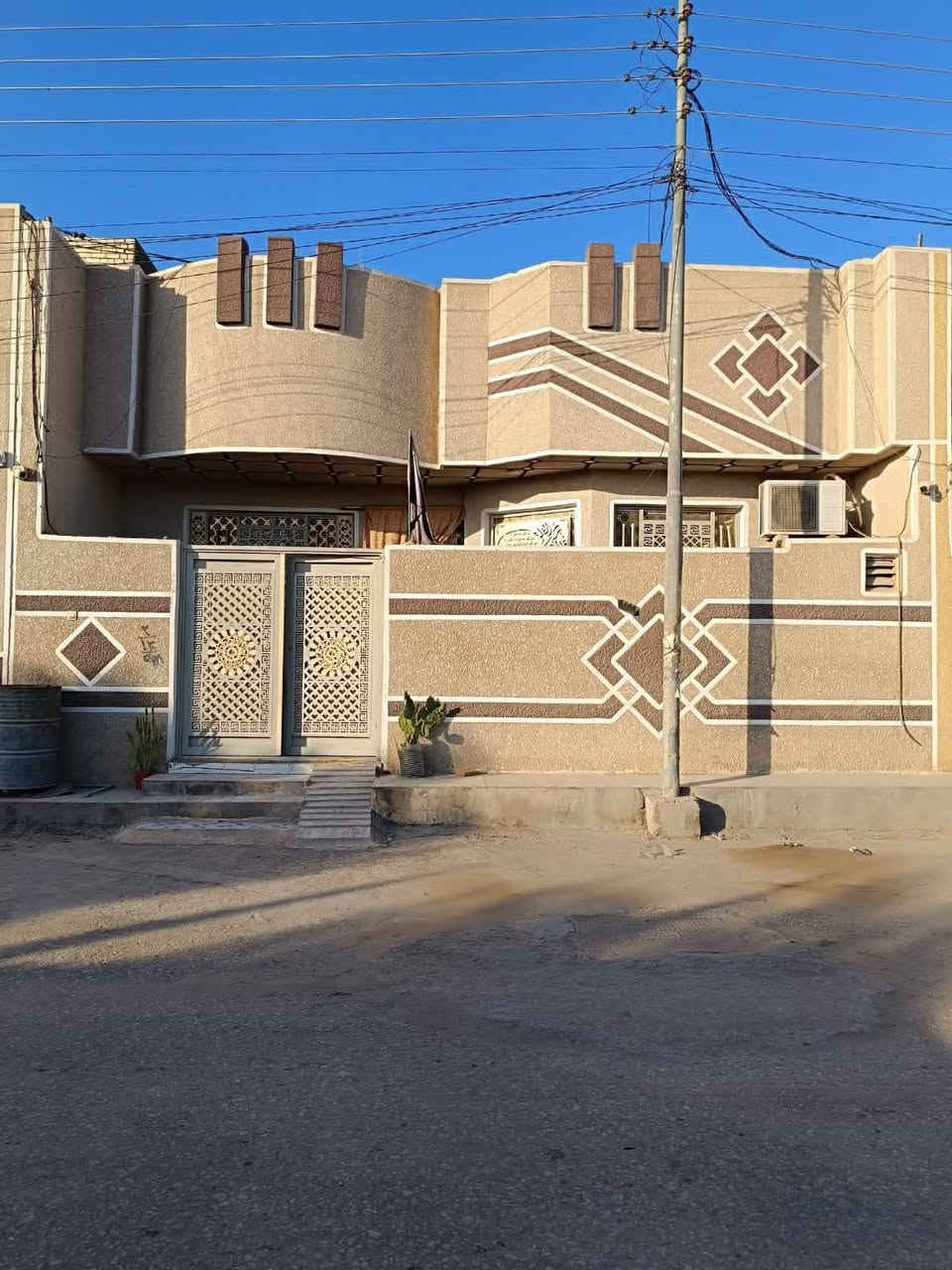 سلام عليكم بيت مساحه 150مترو غرفتين نوم صاله استقبال مطبخ ثنين حمام ثنين صحيات البيت في مجمع سيد إسماعيل السكني يوجد خدمات كهرباء ماء مجاري تجاري ع شارع العام طابو زراعي سند 25 البيت كامل العنوان كربلاء المقدسة للتواصل ***********
