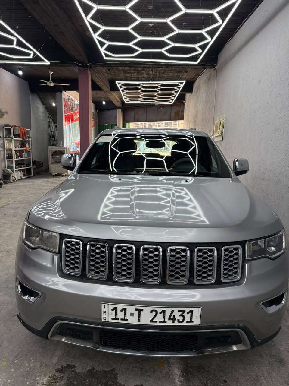 السلام عليكم 🌹
🔥 للبيع فقط — جيب جراند شيروكي ليمتد موديل 
~2018~

🚙 

✅ فول مواصفات عدا الجكات والرادار الأمامي
✅ محرك مبدل جديد
✅ كير ومحرك ما مفتوحات
✅ بصمة تشغيل + بصمة أبواب
✅ كشن كهرباء
✅ تحكم ستيرن جهتين
✅ داخل جلد +
✅ شاشة كبيرة
✅ كاميرا خلفية + حساسات خلفية
✅ محرك 6V. 3.600
✅️فور ويل
✅️تحكم أنظمة قيادة 
📌 رقم بغداد جديد
🔄 تحويل مباشر

سيارة فول مواصفات وتستاهل الفحص، تجي وتشوف وتفحص وبيك خير وتدلل .
📍العنوان / السماوه  
$172بيه مجال بسيط
📞***********
