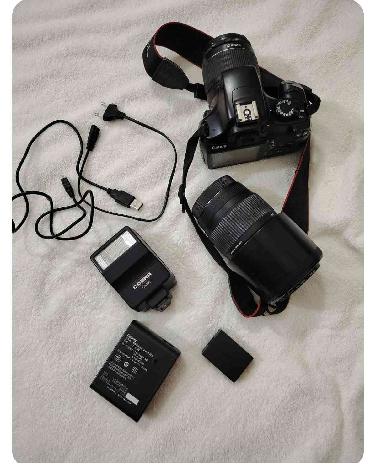 للبيع كاميرا Canon EOS 1100D بحالة ممتازة. 
​المجموعة تتضمن:
​الكاميرا: Canon EOS 1100D 
​العدسات: عدسة أساسية + عدسة Canon EF 75-300mm للزوم القوي (مثالية لتصوير البعيد).
​الملحقات:
​فلاش خارجي احترافي نوع Cobra CX150.
​شاحن بطارية Canon الأصلي (LC-E10C).
​بطارية Canon الأصلية.
ستاند تصوير Tribod
حقيبة canon الاصلية 
​كابلات التوصيل.
📍 المكان: كربلاء 
​المجموعة متكاملة وجاهزة . للجادين فقط، يرجى التواصل عبر الخاص للاستفسار أو المعاينة.
