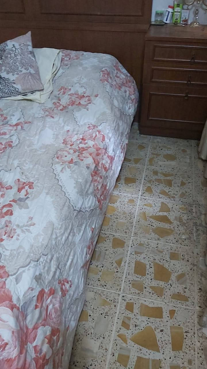 السلام عليكم أثاث للبيع غرفه نوم صاج عراقي شغل تكمه لوح وليس خشب عادي ب500  الف وتخم 7 مقاعد مابي اي ضرر ب350 الف ببغداد الغدير للاستفسار خاص او الاتصال على الرقم *********** بيهن مجال بسيط جدا
