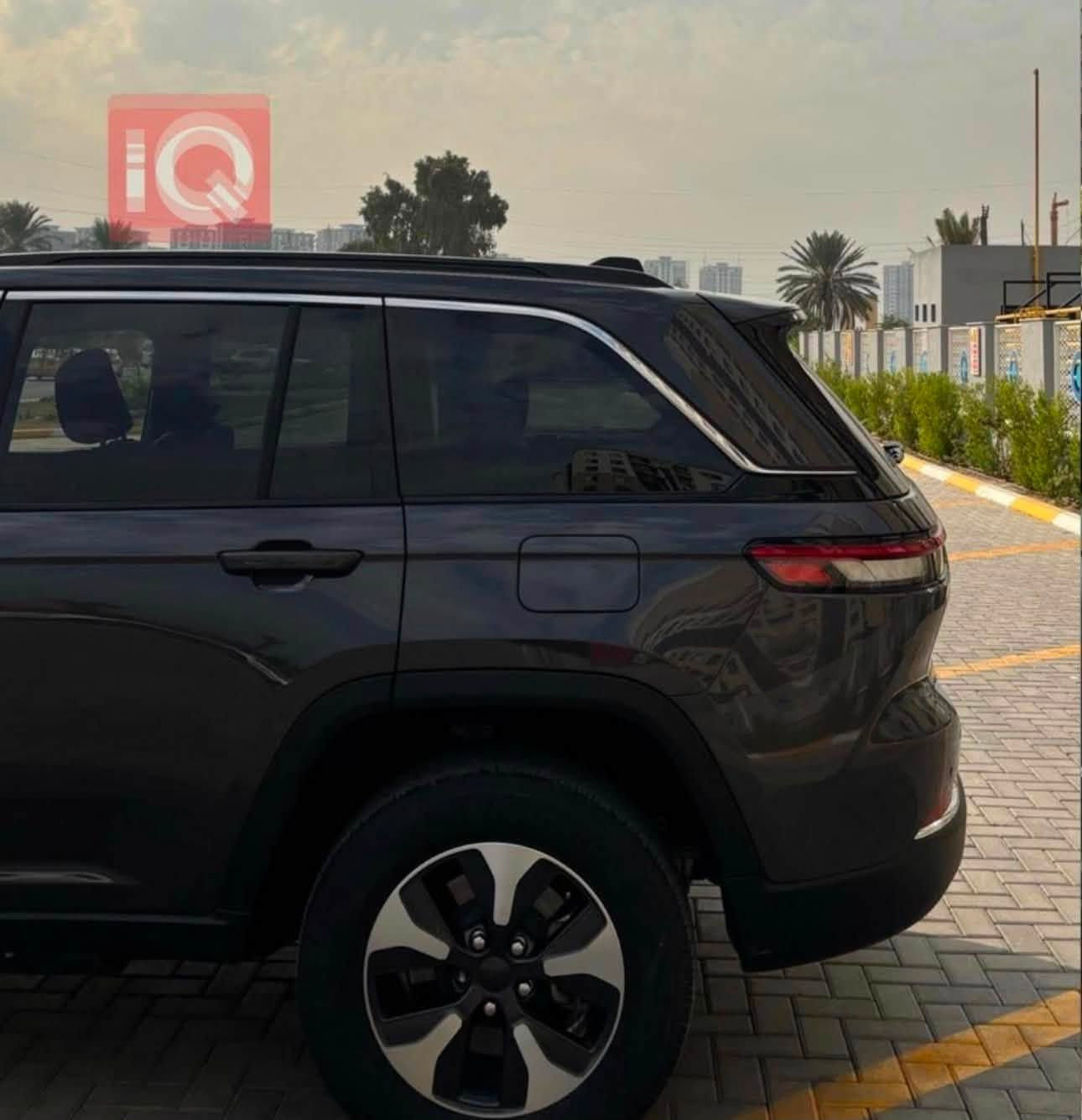 جيب ( هايبرد )
موديل : 2024 
ماشية : 26 الف ميل
المواصفات 
بانوراما 
بصمة 
بصمة ابواب 
تشغيل عن بعد 
تحكم ستيرن جهتين 
كروز سرعة 
شفتات ستيرن 
شاشة ديجيتال 
كاميرا 
رادارات 
قيادة ذاتية 
تحديد مسار 
توقف ذاتي 
صندوك كهرباء 
 قطعتين تبريد 
كشنات كهرباء 2 
كشنات تدفئه 
ذاكرة خزن ميموري 
ويل كب كروم 
 شاحن موبايل 
لايت زنون 
بلوجكتور لد 
لد امامي 
حساسات 
فور ويل 4x4 
المكينة 4 سلند  
 (2000 توربو + هايبرد + شحن ) 
(رقم بغداد الجديد مشروع وطني بأسمي )
ملاحظة: السيارة وارد امريكا ( كلين تايتل فقط كلير بلجاملغ الخلفي وبعد مااجتي السيارة وشغلتها طلع بيها كازكيت تم العمل في شركة هارلم ) وهذا رقم الشاصي 1c4rjyb68r8520563
السيارة جدا تضيفة وتبديل الدهن فقط عند الشركة 
السعر المطلوب للسيارة ٣٤٠$ وبيها مجال 
للتواصل ***********
