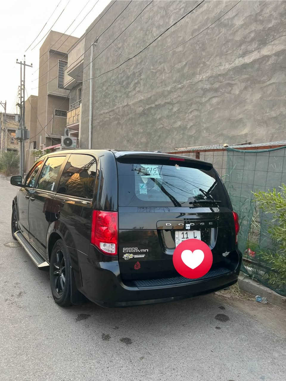 سلام عليكم للبيع او مراوس حسب القناعه  دوج كرفان 2019 فئه SXT وراد امريكي حادثها جاملغ صفحه اليسره والبنيد فقط بيها قطع صبغ  ابيع حزام كير مكينه خير من الله السياره جديده بمعنه الكلمه مال بيت جاهزه من كلشي ماشيه 90 رقم بغداد بأسمي 
مواصفات....
ابواب كهرباء
جنطه كهرباء
تحكمات شاشه كامرة 
محرك 6سلندر 
تبريد3قطع  
ويلكب بلاك 
كشنات جلد كهرباء السعر 155وبيها مجال مكاني الدوره 
وهذا رقمي***********
