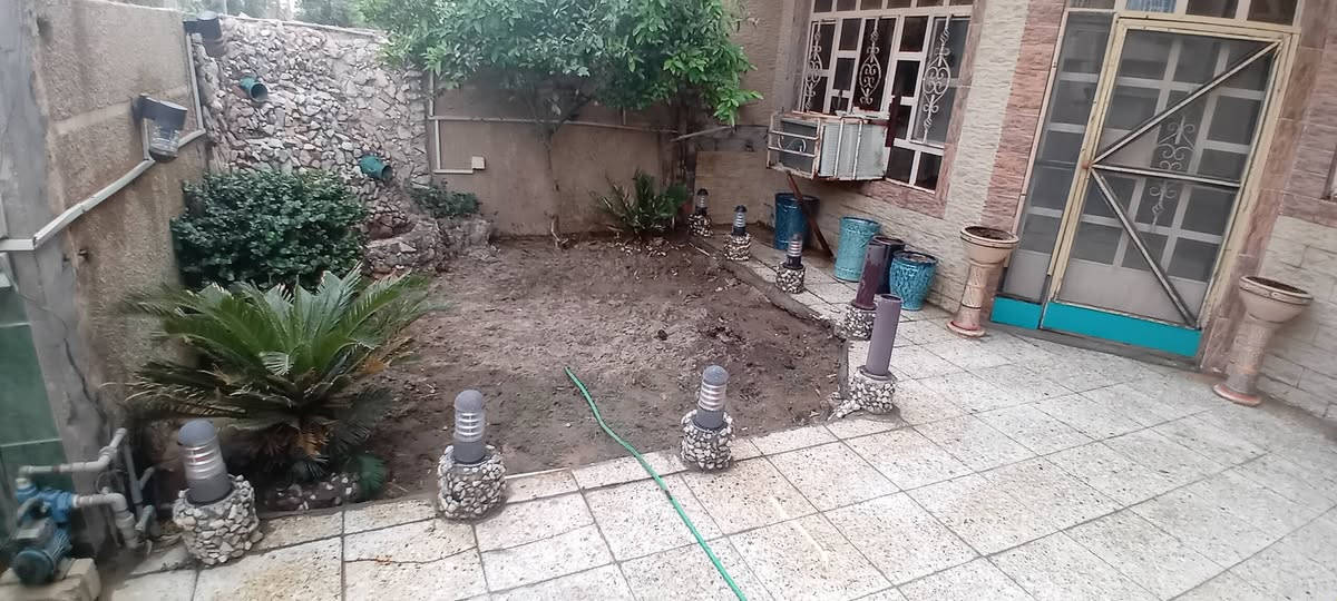 السلام عليكم 🏠
دار للبيع المساحه ١٥٠متر واجهة ٧ونص يتكون الدار من كراج وحديقة ومدخلين للبيت واحد عالمطبخ والثاني على الصالة .يتكون من من مطبخ وصاله وهول حولي الدرج وغرف عدد٣ ومنورين وخدمات٢ ومخزن  وسطح صغير وسطح كبير على طول البيت 🏠 
ملاحظة البيت طابو🏠 .يوجد مقطع فيديو للتوضيح 
البيت يحتاج إلى صبغ وترميم ارضيه. المكان في حي الشرطة المربع الأخير قرب الخط السريع الدورة 
البيت حلو ومساحته حلوه🏠 وبالعافية على الياخذه للاستفسار أكثر اتصل على *********** ابو حيدر @🏠
