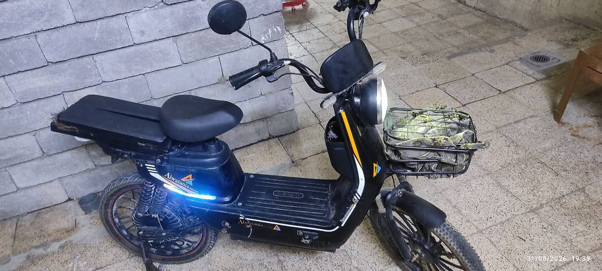 ماطو شحن للبيع ماطور شغال بس شحن مياخذ وبي بطاريتين واكفات السعر 100 ***********
