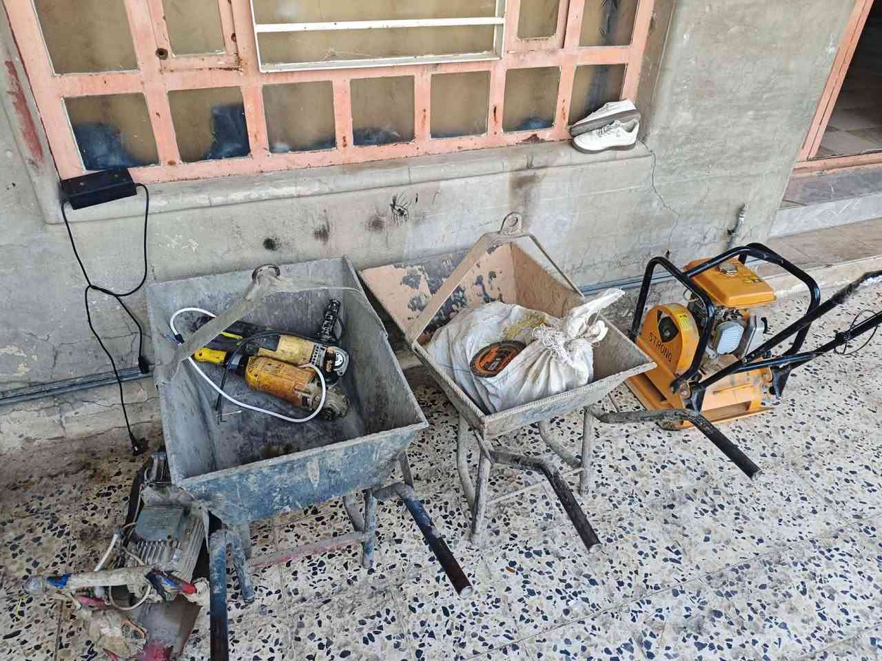 سكله للبيع
اقفاص عدد 15
نحاله كامله مع عرباين اثنين 
كوسرات عدد اثنين 
حادله جديده 
جكات همر عدد اثنين جدد 
عرباين عدد 3جدد 
للبيع شلع ب مليونين وربع 
ارقام هاتف 
***********
***********
