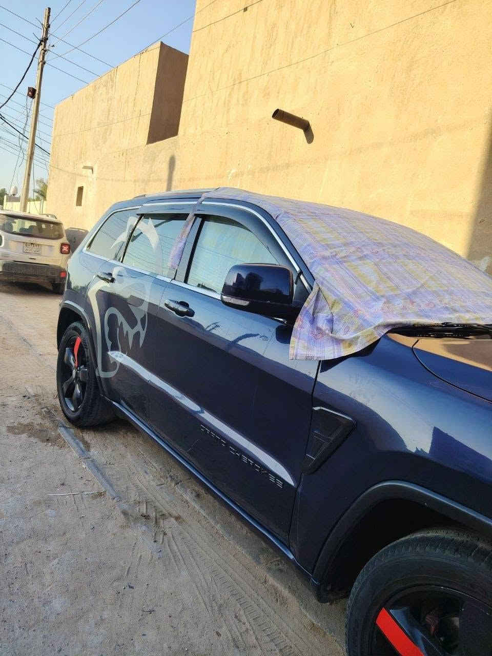 سلام عليكم جيب شيروكي موديل 12 محدثه 16 فول مواصفات وحساسات امامي خلفي بنو راما وارد خليجي بدون حادث ولا معجون ولا شواصي ولا لغود بس مصبوغه عام مكينه هيمي 5700 سياره مال جناي كشنات كهربائي تبريد ثلج تجي تفحص وتقتنع ونشوف وجيتك عل راسي سعر 125 /*********** عنواني نجف
