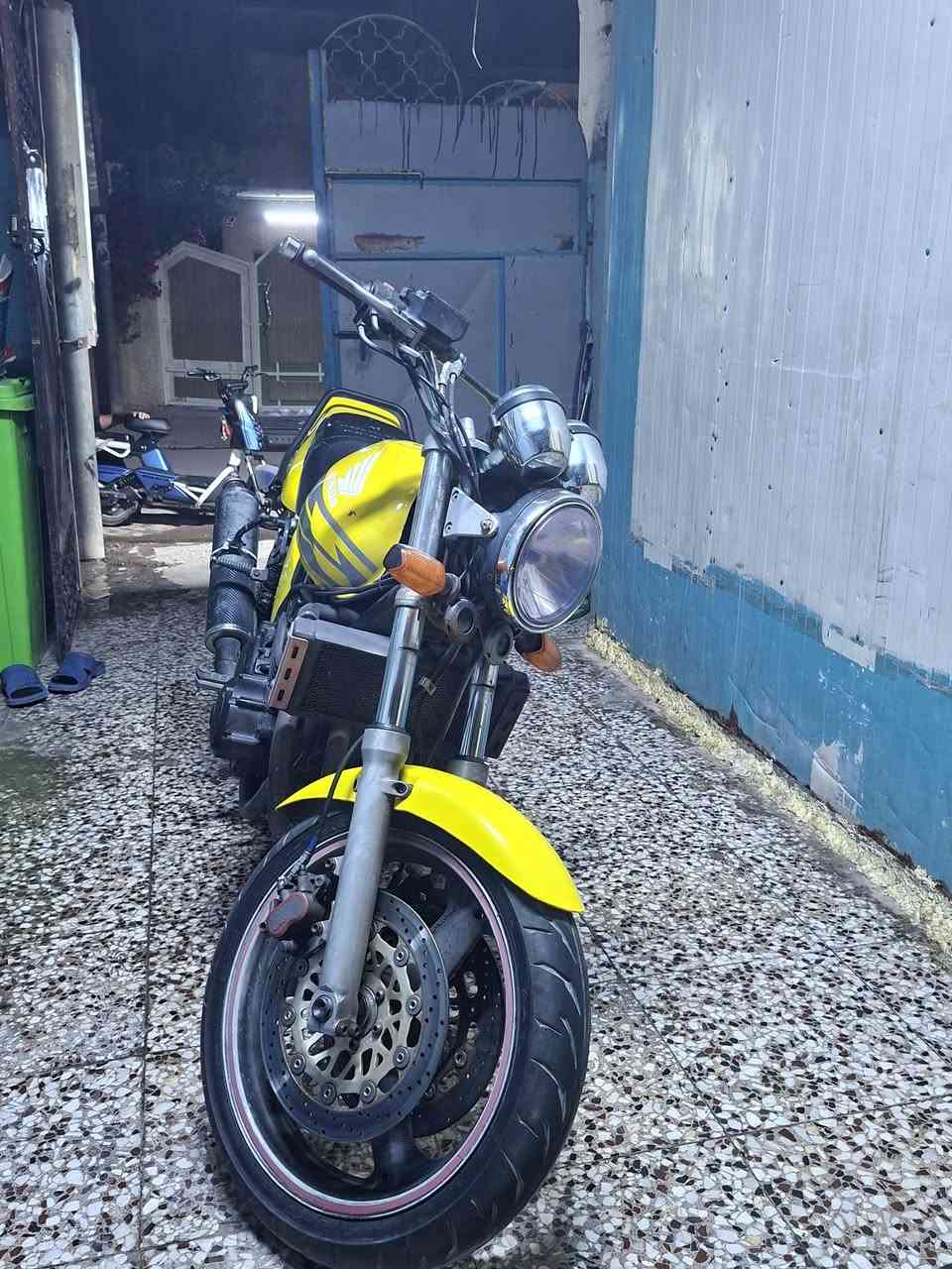 سلام عليكم عندي cb400 جيل اول للبيع دراجه ماشيه ١٣ الف دراجه بعده زيرو دراجه بلاديه اكفلك كير ومحرك دراجه الي ياخذه بعد ما يغيره سعره 1900 عنواني بغداد دوره ابو دشير 
***********

