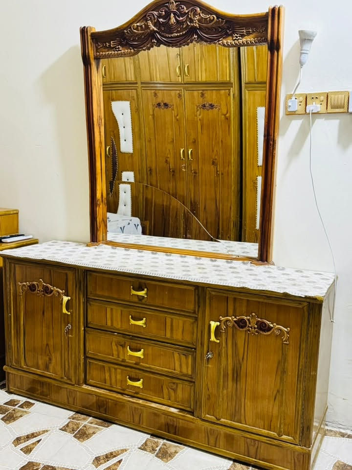 غرفة نوم أخشاب نجاره مو سوكي توصاه للبيع طابقين 4 قطع كنتور وجربايه وميز تواليت وزاويه الكنتور 6 أبواب استخدام قليل جديده مابيه اي ضرر سعره مليون و500 الف وبيه مجال بسيط للاستفسار ***********
