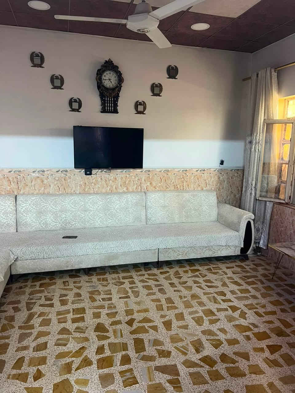 السلام عليكم بيت لليجار بل سماح الثانيه الارضي غرفه هول صحيات واستقبال الثاني غرفه هول صحيات غرفتين بعد ماكمله البيت 120 متر ركن التواصل مع مكتب صفوان السنجاري في شقق الخظراء التواصل على الرقم التالي *********** اسيا ***********
