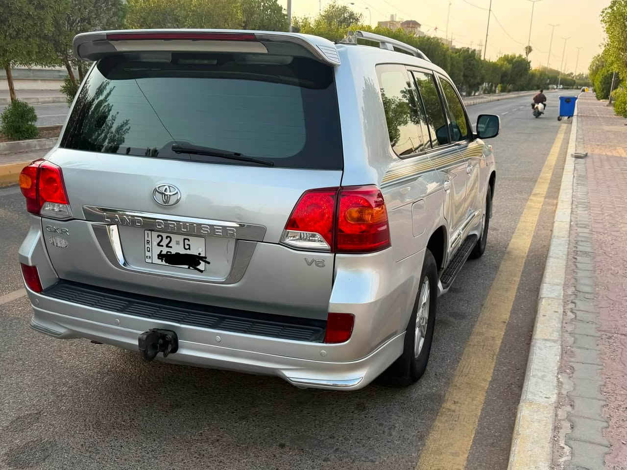 لند كروز موديل ٢٠١٠ فول مواصفات  السعر ٢٤٥ وبيه مجال
السيارة رقم جديد و هزه جديده قبل شهر 

السيارة جاهزه  ماتذبه عليها دينار 

بيه صبغ شويه بل جاملغ وتبديل الباب نفس الون 

***********  السيارة في محافظة ميسان مركز المدينه
