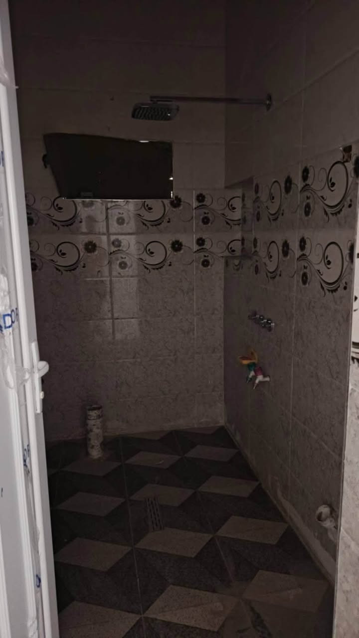 يوجد بيت بل شهداء مساحه 125متر لبيت فول طابق واحد

 عله شارع 40 ايجاره300 قفل  يوجد بي تانكي وموطورماء وكيزر‬‏
***********
***********
