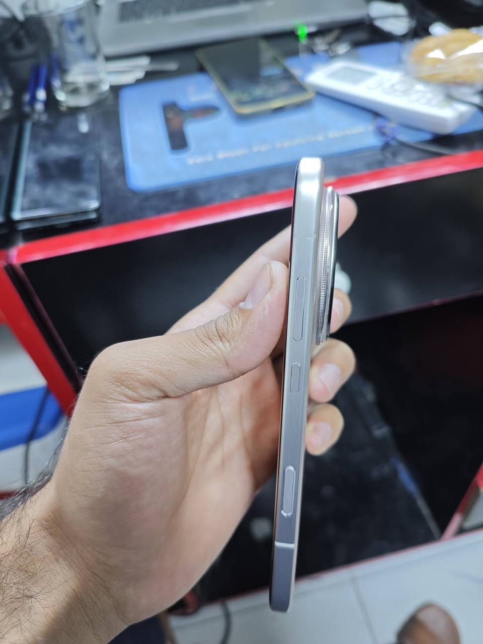 Honor magic 8 pro
مفول مواصفات وكلشي 
وملحقات كامللة 
بي فقط فطر بسيط بالضهر اصلا ما مبين 
وايضا الشاشة بيهة طبع مال تطبيقات ايضا ما مبين بس للامانة والمصداقية اكول بيهن هذن
السعر 850 وبي مجال بسيط للشراي يدلل
المكان بغداد بوب الشام 
***********
