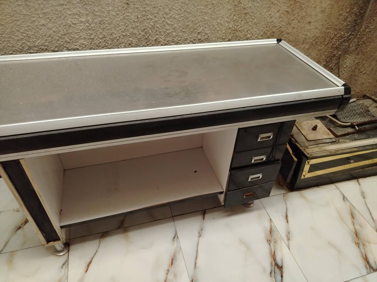 ميز مبيعات
الطول مترين 
العرض نصف متر 
, ***********
