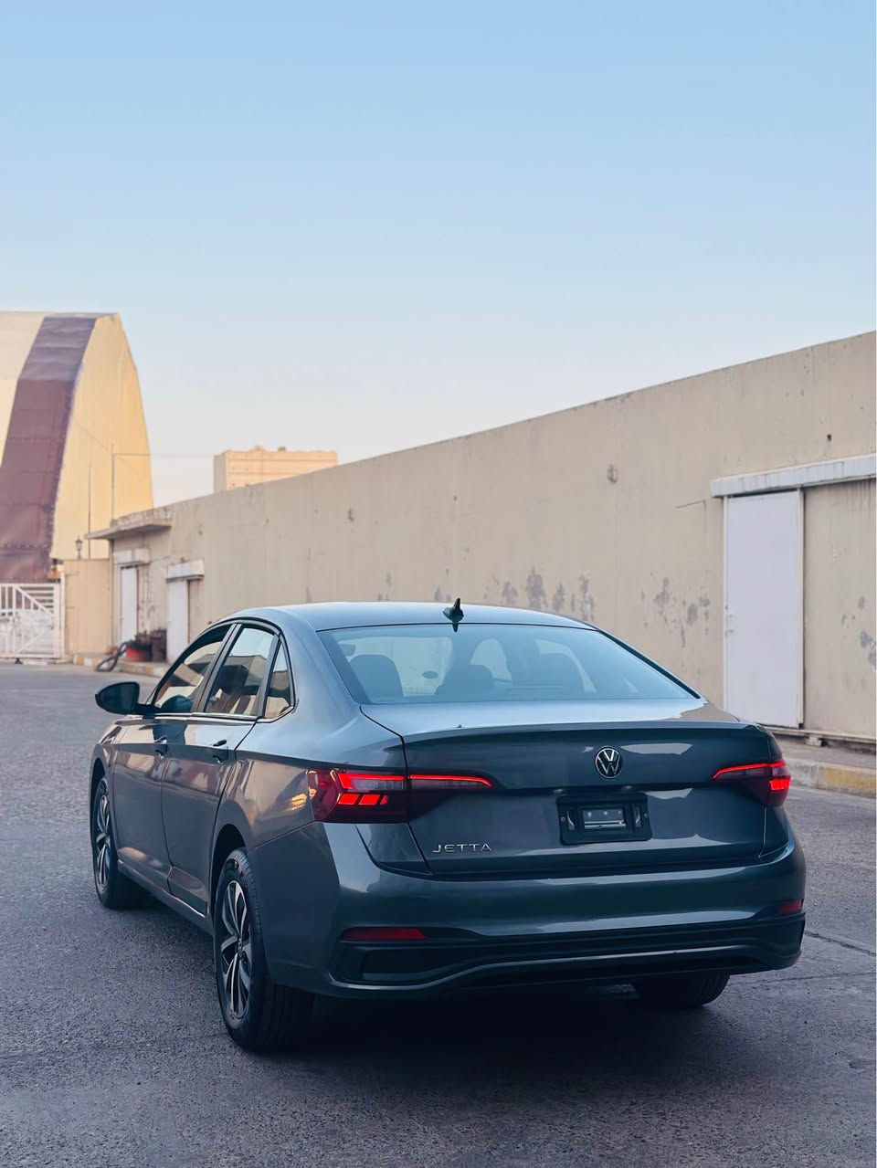 2024 VOLKSWAGEN JETTA
مصفات s نص فول 
سياره بجم و خلف كبس 
ثلاث قتعه بابين طرف سايق وباب طرف نفر سبغ 
سياره اربك ما تك فقط برده سيستم 
رادار گير محرك حجر گزور بيلادي شريكة 
صورة حادث موجود 
مكان سيارة عقرة
سعر ١٢٩مجال قليل 
رقم واتساب،،،*********** اكر, نينوى
