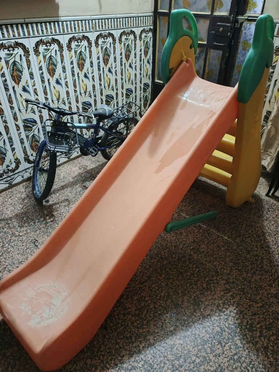 السلام عليكم  زحليقة اطفال حجم كبير قويه اربع بايات مستعمله نضيفه محتاجه فقط تنضيف مابيها اي مشكله او كسر  او ضرر  وبسعر مناسب 
تواصل وي رقمي واتساب او مكالمه ***********
