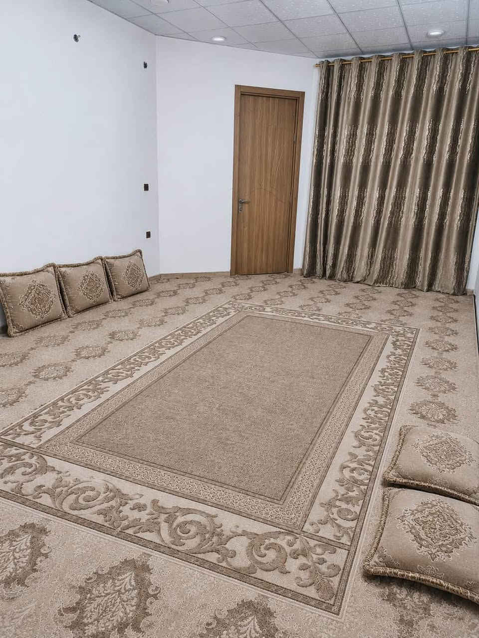 السلام عليكم - فرصة مميزة 🩷
التواصل مباشرة مع صاحب الدار 📞
 *********** 📱

بيت للبيع (مطلوب اسكان تتحول بأسم المشتري)مساحة 200 متر 🏡
يحتوي 4 غرف نوم واسعة
غرفة منهن ماستر
4 حمامات
صالة واسعة بالطابق الاول + صالة واسعة بالطابق الثاني
مطبخ واستقبال وحديقة وكراج 🌳🚘
السطح ايزوكام ☀️
شبابيك دبل جام عزل
حمام خارجي + مخزن بالسطح
بناء حديث 2023
الموقع حي الفرات شارع الصب قرب عمارة ابن عطية ثالث بيت عن الشارع العام 📍
