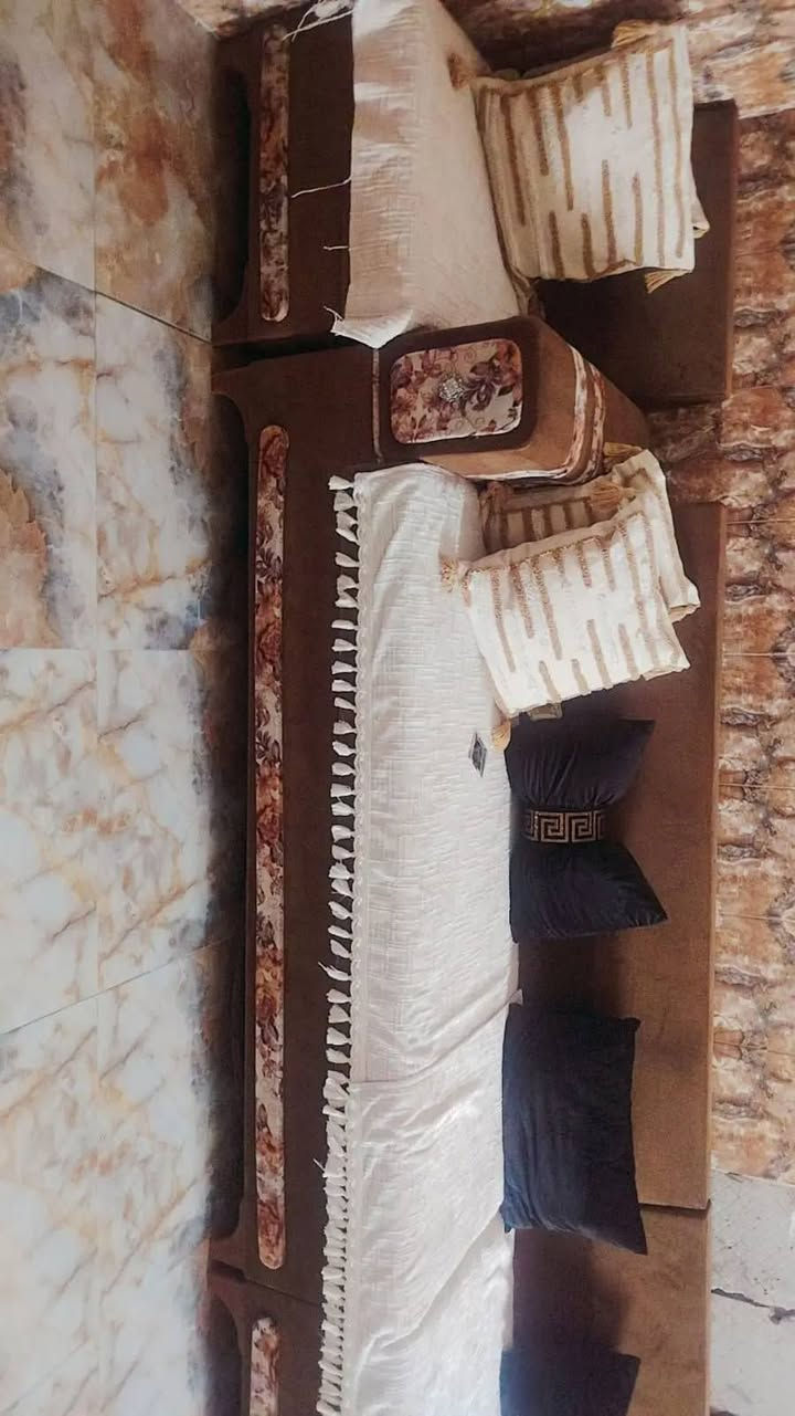 متاح على بركة الله ديوان نظيف جدا السعر 200للاتصال ***********
