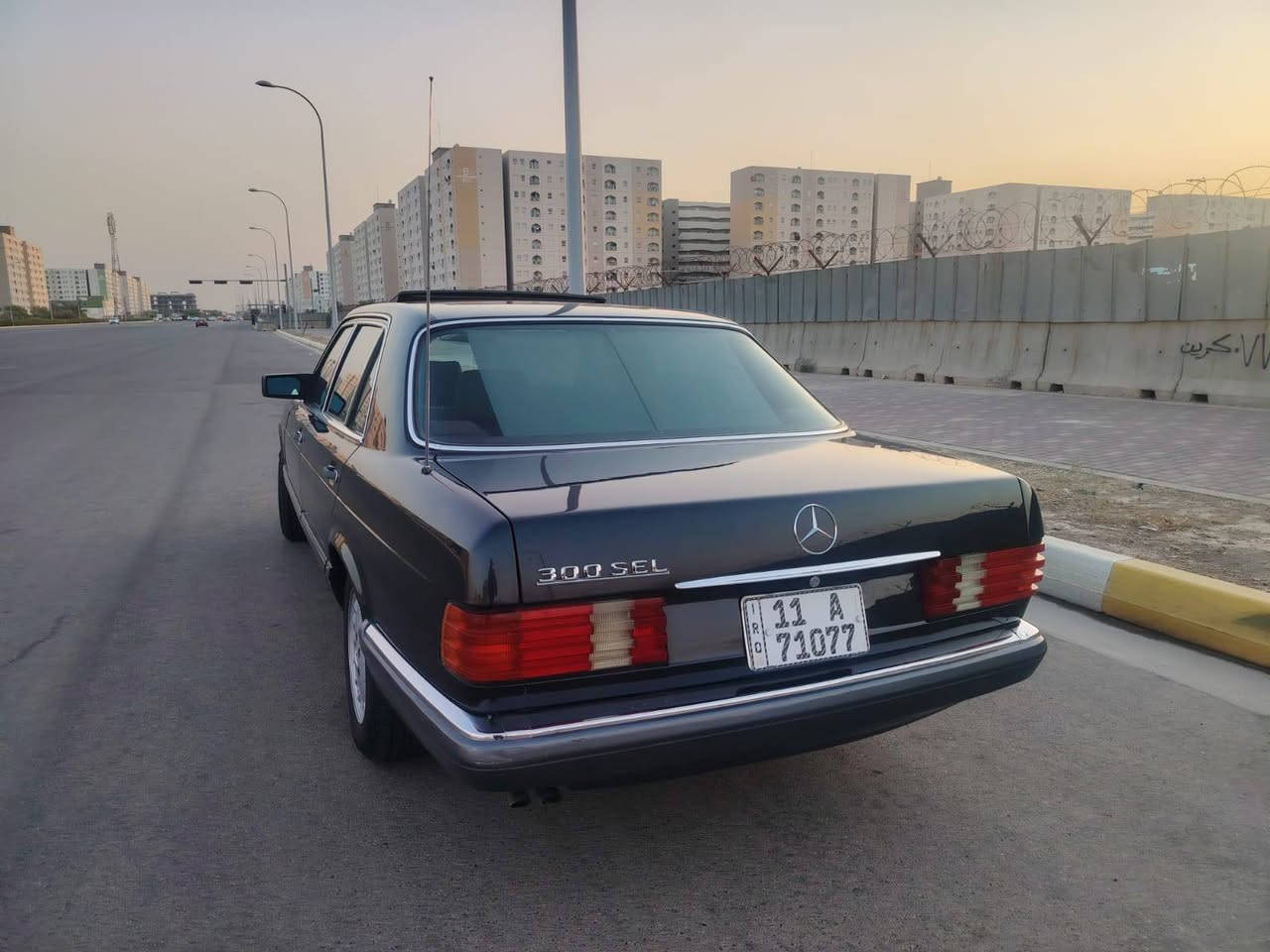 السلام عليكم مرسيدس جامبو سودة موديل 1990 مكينة وكير كفالة تدفئة تبريد شغالة ثلج دبل فيت بم جديد نوزلات جديدة بلكات جديدة رقم بغداد تحويل ثاني يوم باسمي سلايت روف شغال داخل احمر بردة خلفية شغالة كهرباء اربعة جام كهرباء مصبوغة عام الجمالية فقط مكفولة كفالة عامة من الضربة او الخياس باب طويل السيارة بيه شلعة شك الكاع شك مابيه نقص برغي واحد الاستفسار *********** مكان السيارة بغداد
