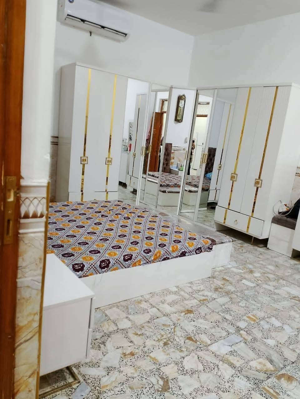 بيت للبيع الكاظمية الثانية الطي بدايه نزال عباس الكهربائي بشارع ١٢ ثالث فرع عاليسره  مساحته ١١٤م واجهة ٧ ونص مدخلين مطبخ وحولي وصالة ضيوف وغرفه نوم وصحيات ثنين خارجيه وداخليه والطابق الثاني غرفه نوم كبيره وغرفه مخزن صغير ماء أسأله كهرباء وطني وسحب الأتصال عالرقم ***********
