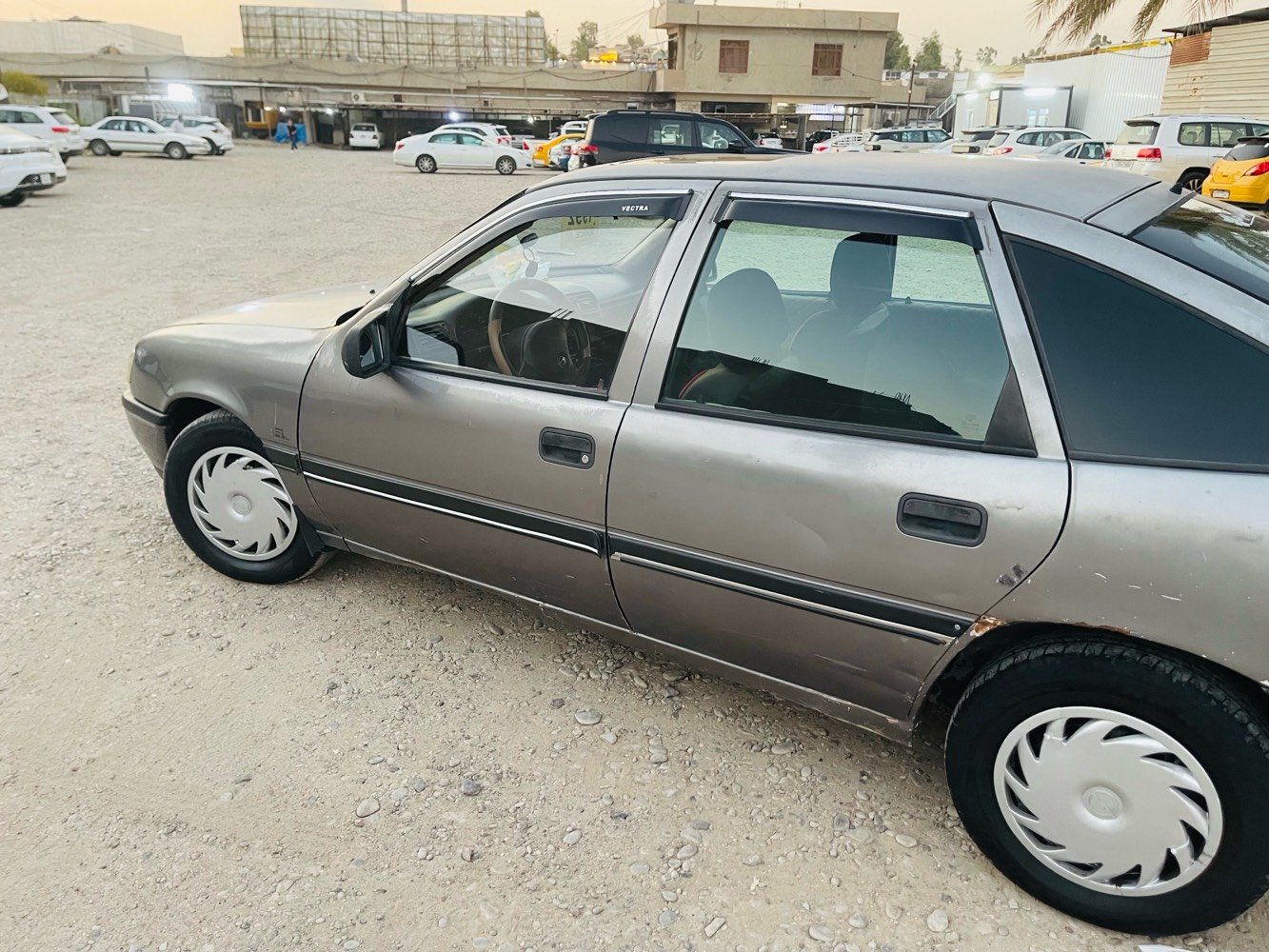 اوبل فكترا موديل 92 
رقم كركوك سنوية عاج 
سنوية منتهي 
بيهه كوبون بانزين
السيارة بيها 200 الف غرامة ينزل من السعر 
مابيها ضربة ولا معجون ولا دواخل
كير و محرك بشرط لا صرف ولا بخار
كهربائيات كلة شغال ماعندك ولا كلوب مايشتغل 
قفل مركزي تدفئة شغال 
لايت زينون سقف سلايت 
 دواخل نضيف جدا 
مكان السيارة كركوك
سعرة ٢٧وبيها مجال بسيط للطيبين 
رقم موبايل ***********