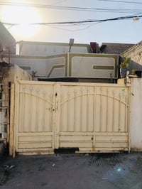 يت للبيع مساحه ٣٠٠ طابقين الطابق الاول يحتوي على استقبال ومطبخ وحولي و...
