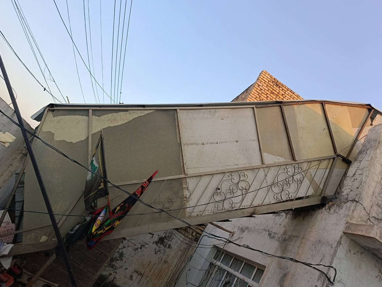 درج حديد مغلف كامل وجاهز للبيع طوله 5.60 متر العنوان منطقة السياسيين للتواصل واتساب رقم الهاتف ***********
