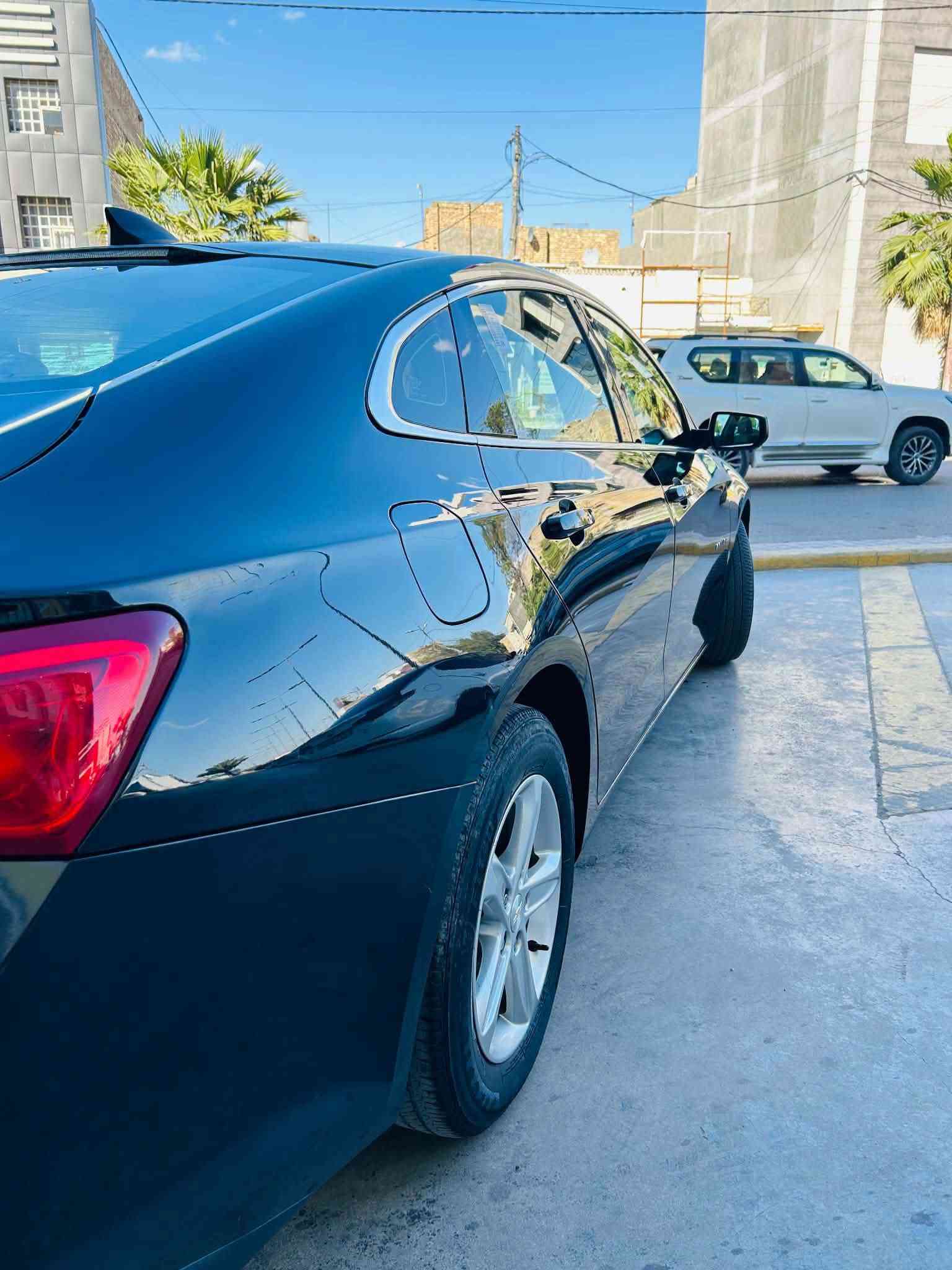 للبيع شيفروليه ماليبو LS موديل 2022 – 1500 توربو
سيارة نظيفة ومرتّبة بچم كبسس ، فئة LS وبالواقع بعد احلى من الصور. 
مكينة 1.5 توربو اقتصادية وقوية بنفس الوقت eco
گير أوتوماتيك 6 سرعات
دفع أمامي 

المواصفات:
 • مكينة 4 سلندر 1.5 توربو
 • شاشة وسط مع Apple CarPlay و Android Auto
 • بلوتوث + USB
 • بصمة تشغيل ودخول ذكي 
 • كاميرا خلفية
 • مثبت سرعة
 • زجاج كهرباء
 • تحكم من الستيرن
 • نظام توازن وثبات
 • نظام ABS + Traction Control
 • حساس ضغط الإطارات
 • جنطة كبيرة ومساحة داخلية مريحة
 • حادث جاملغ ايسر فقط بدون دواخل

 - العداد: 40 الف كيلو. سعر 135 بيهه مجال

مكان السياره / بغداد ***********
