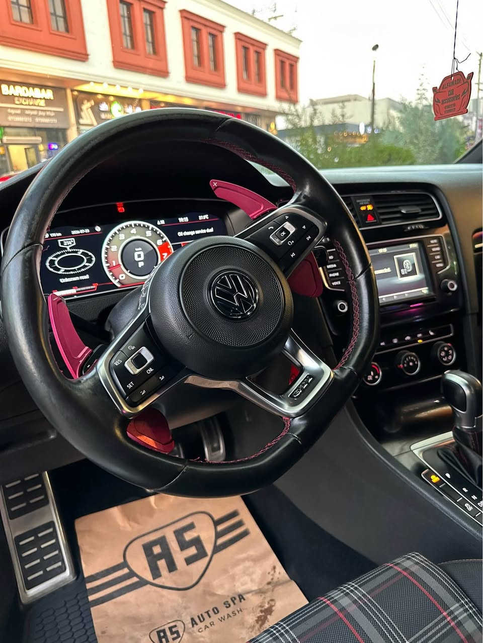 كولف 2017 gti 
ماشية ٩٠ كيلو بدون ايربك ٣قطع صبغ 
شاشة الكتروني 
لايتات وبك لايت 7.5
كشن بربري 
شاشة وكامرة 
3 كير 
3 مود 
تحكم استيرن 
سيدي جنجر 
تبرين قطعتين 
مري هيتر 
ثلاجة 
شفتات بالسكان
كير محرك بلادي ومكفول 
سنوية منتهية
مكان السياره اربيل عينكاوه
سعر 128
***********
*********** أربيل, العراق
