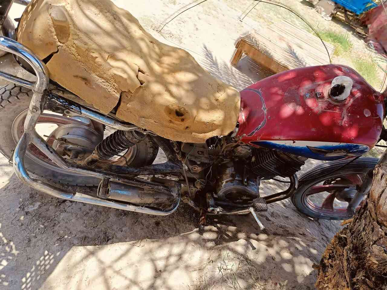 سلام عليكم اخون دراجه جونده لبيع موديل ١٦ اوراق اصوليه دريد بس زنجيل  وشقل وخذ  ماكني جبله فرع لمام لسعر 125  ***********
