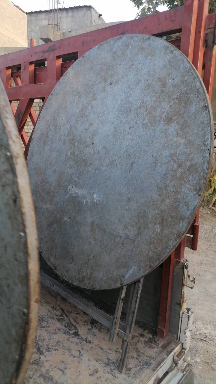 يوجد ميز حديد نظيف قياس ١٢٠ بغداد *********** حديد ثقيل

