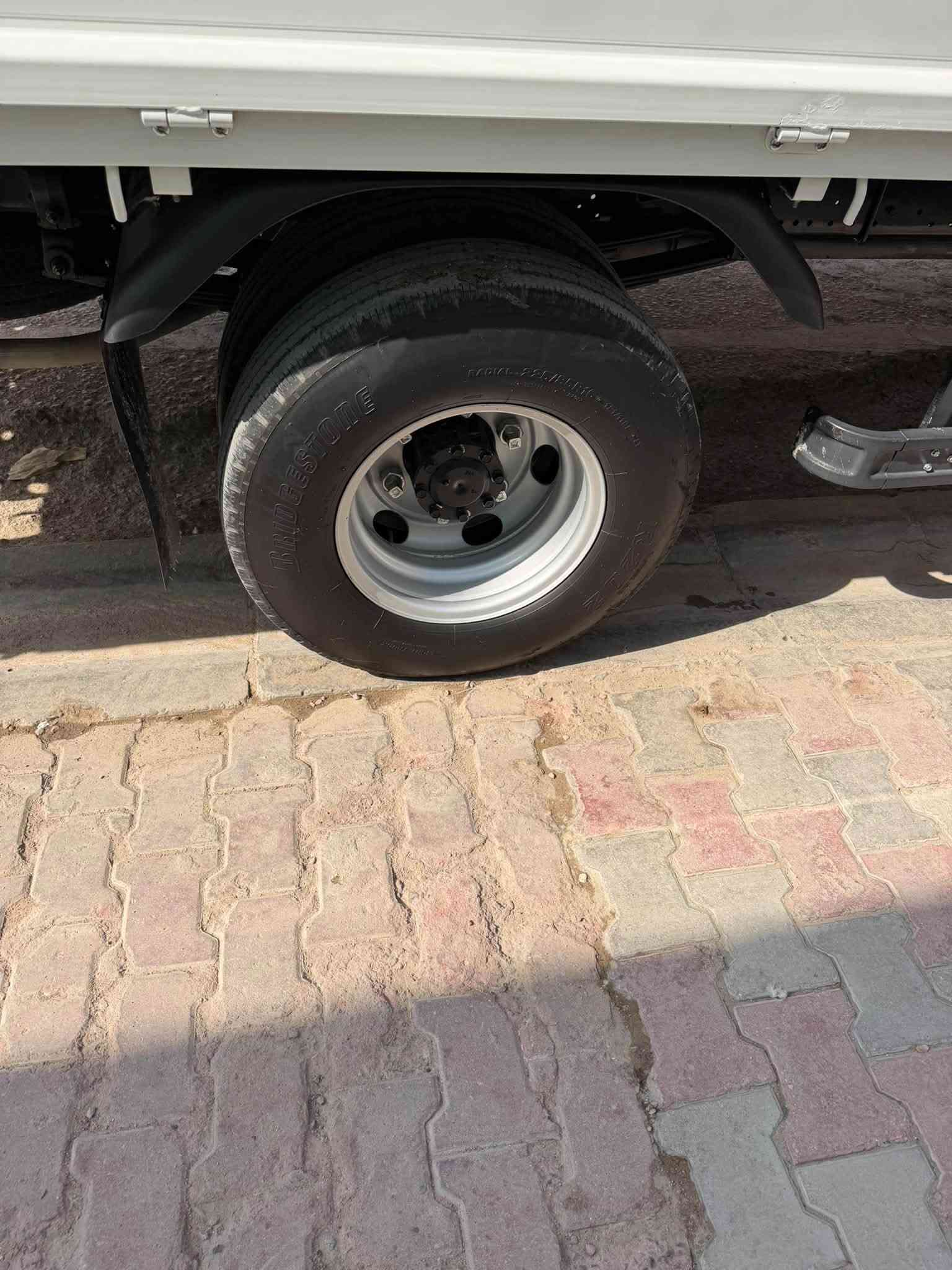 السلام عليكم كنتر للبيع موديل. ٢٠٢٥ الطويله  رقم سليمانيه  كفاله عامه ماشيه ٢١ الف. بعدها. زيرو  خليجي.   تريد وكاله تريد. تحويل. مكانها.  نجف.  ***********
