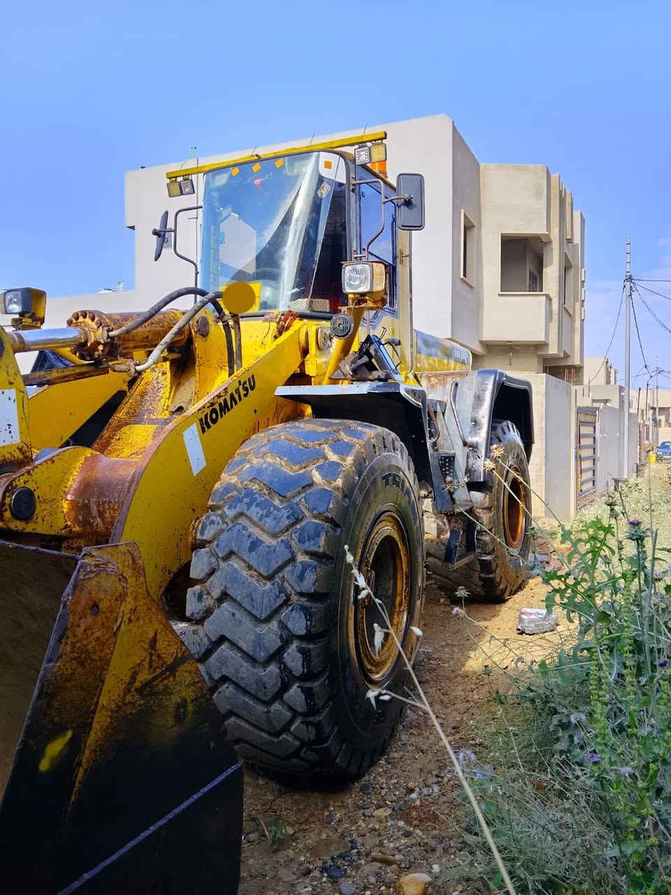 كوماتسو حجم 380 موديل 2001 رقم اربيل سنوية جديد بدون صبغ مكينة وگير مامفتوح  مكان موصل ***********
