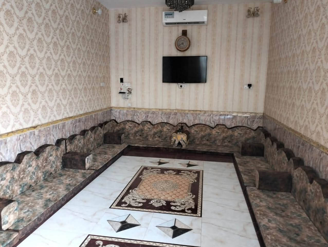 بيت للبيع المساحه 
٢٠٠بناء حديث طتبقين 
موقع البيت حي سومر 
على شارع السايدين مال اريدو 
قرب مجمع الراهب 
للتصال ***********
