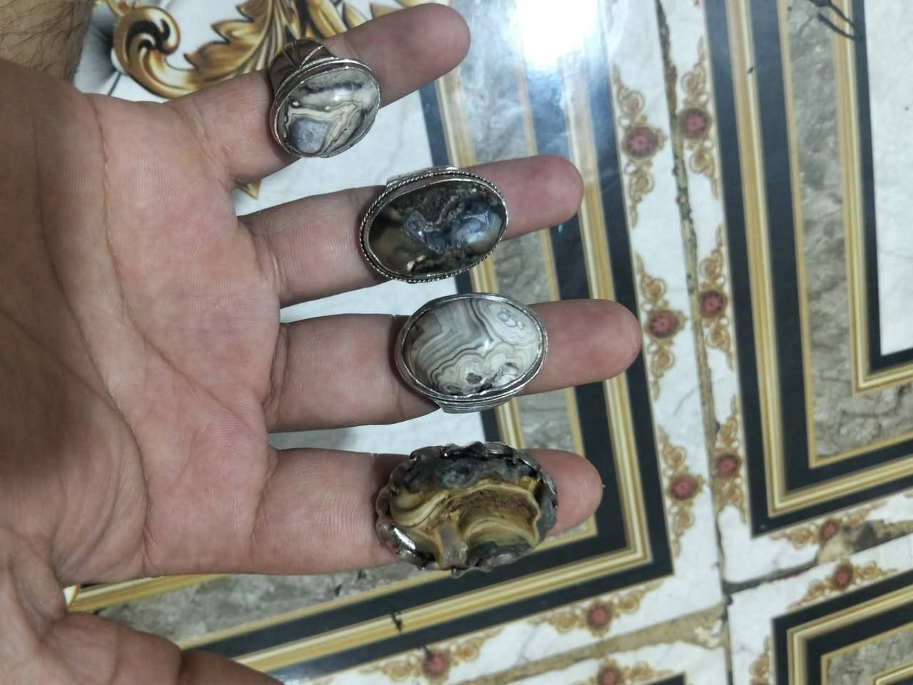 السلام عليكم
4خواتم للبيع 
المعدن مو فصه
