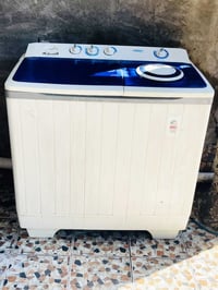 عندي غساله حجم ٣٠ كيلو تغسل بطانيه اريده ب١٠٠ الف ونضيف حيل وتخبل بلغس...