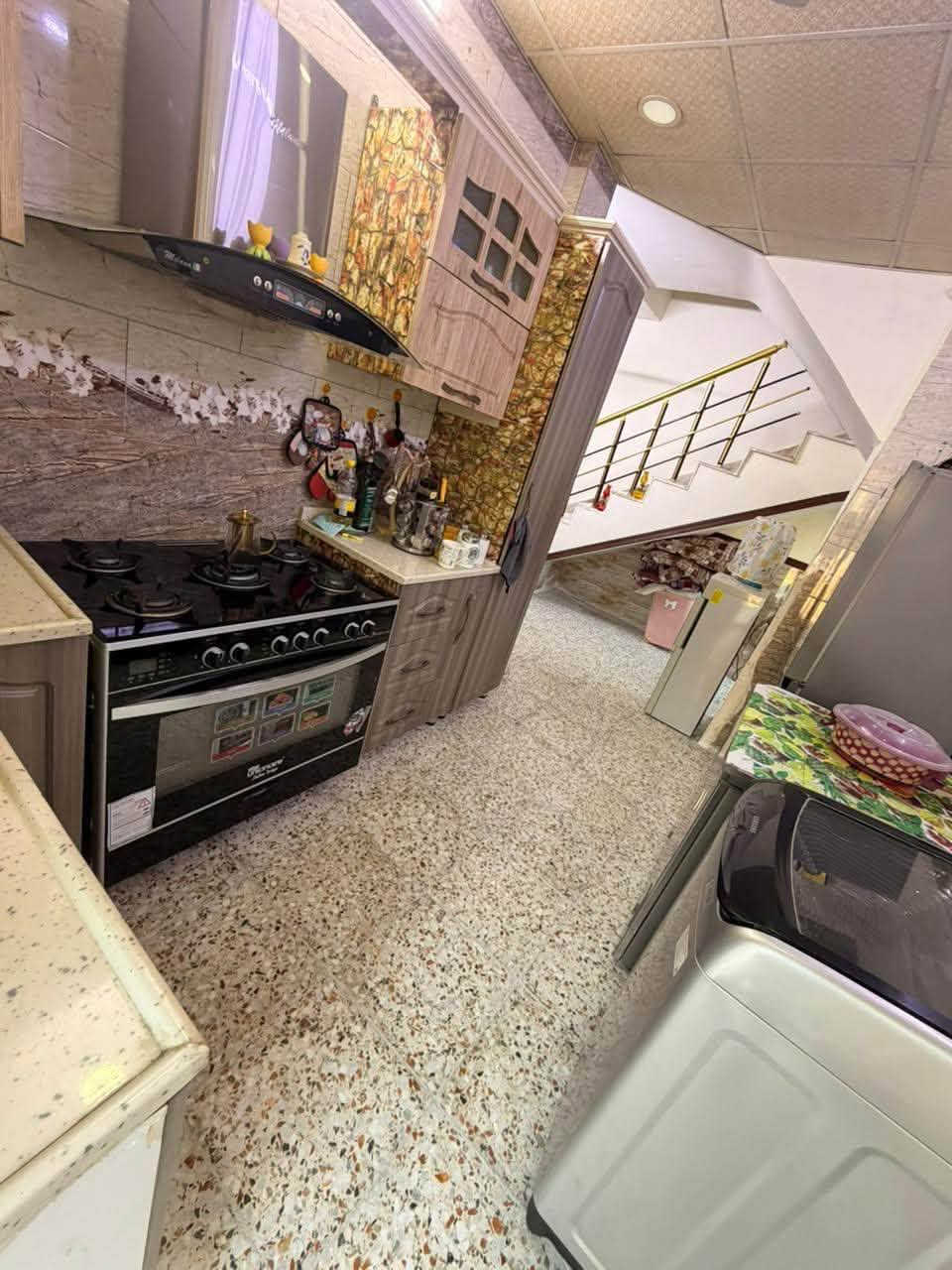 البيع موقع البيت السيديه الشارع التجاري / المساحه 50 متر / الواجه 5-6 / النزال 5•7 / مع تشجير 50 متر بصف البيت / يحتوي البيت ثلاث طوابق بمدخلين / ثلاث غرف نوم / صاله / مطبخ/حمامين/حولي/منور/سطح رقم ***********
