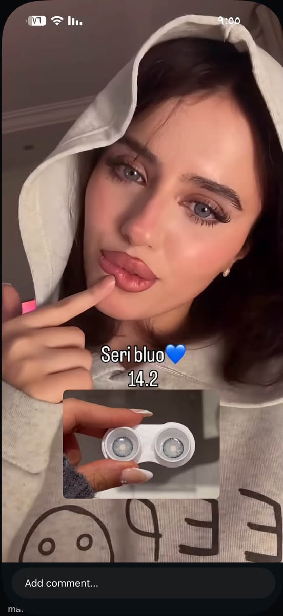 عدسات لون زيتوني وبحري للبيع سعر الوحده ١٠

نص مكتوب في الصور:
- جمال نظرتج بعدساتنا!🙈💚
- Seri bluo 💙
- 14.2