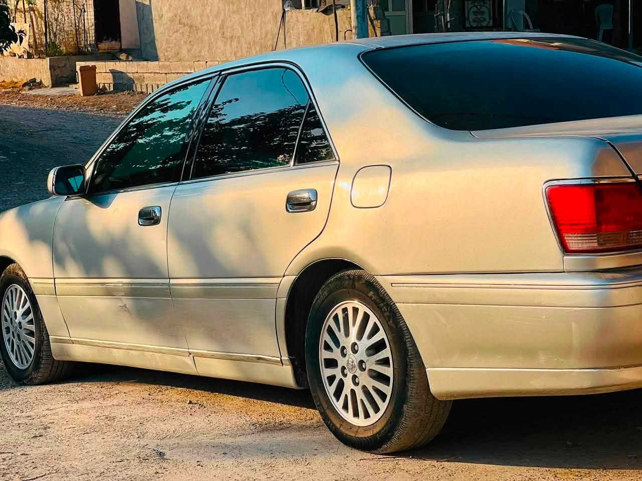 مەلیکەی 2001
(بڕاوەیەکۆدی بۆکراوە)    
D4بجوک 
سلفەر گێڕومەکینەی بێ عەیب 
بەس تەبرید ئیش ناکا 
تەقەوڕەقەی نیە 
سعری (٣٤)گەلاو کەمێ مەعامەلە 
تۆزێک کاڵ بونەوەی هەیە بە پۆڵیشێک لائەجێ
***********
