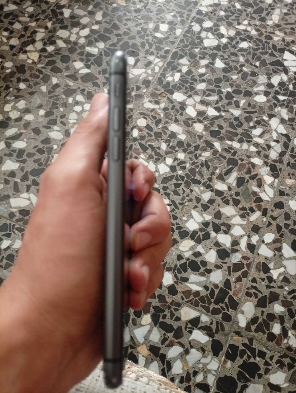 السلام عليكم ايفون 11 عادي فقط مبدل شاشه   بطاريه خدمه صرفها يخبل وجهاز ستخدامه يخبل مال بيت يعني السعر 175 وبي مجال ***********
