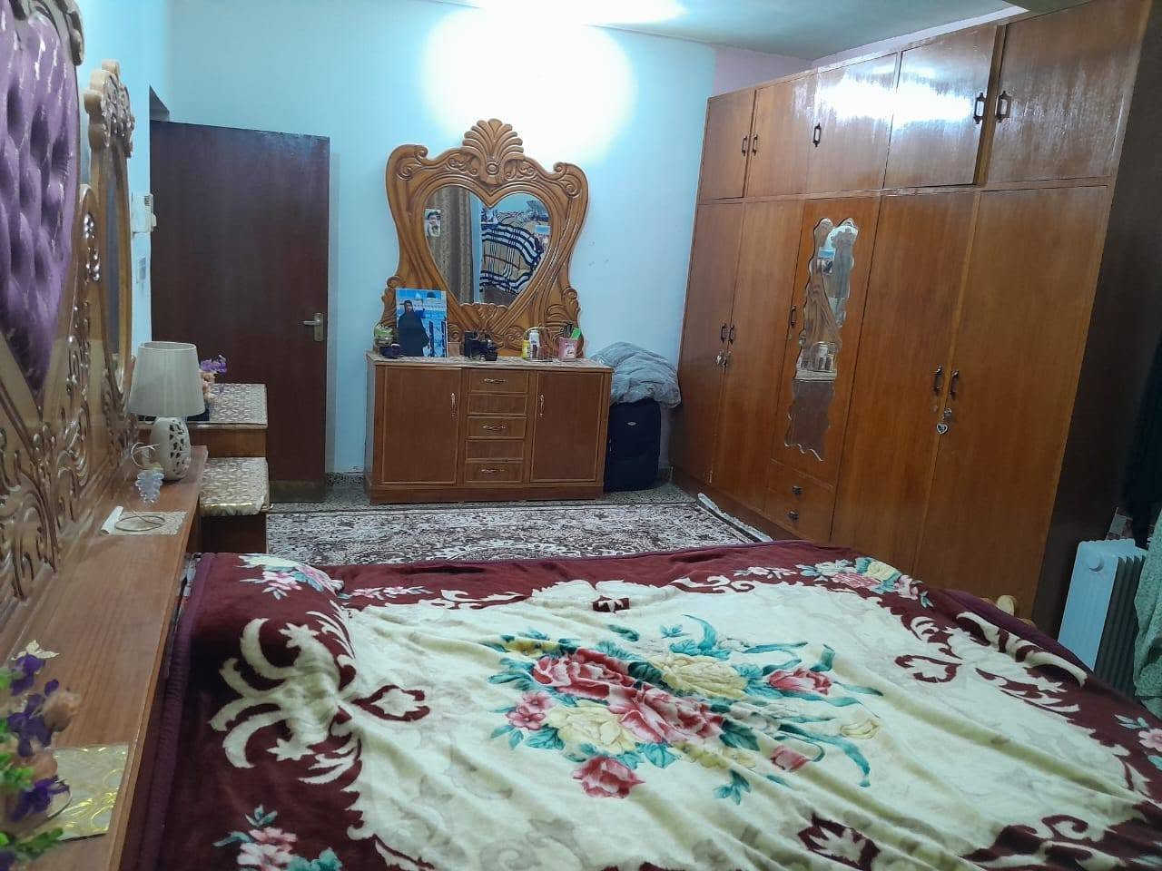 السلام عليكم دار للبيع سامراء حي العرموشية بالفرع الي مقابل مطعم العلوي بالبداية بموقع راقي جدا 
المساحه 300 الواجهه 15 والنزال 20 /4 غرف نوم 3 حمامات طابقين بناء طابوق جمهوري السطح كله شتايكر البيت بي محل
مع طاقة شمسية 27 امبير جديدة 
علق ب تم وسيصلك السعر فورا 
للاستفسار الاتصال على *********** رقمي الجديد 
أو زورونا على مكتب المميز بالخضراء مجاور سبلاش وثلاجة البوجعاطة

