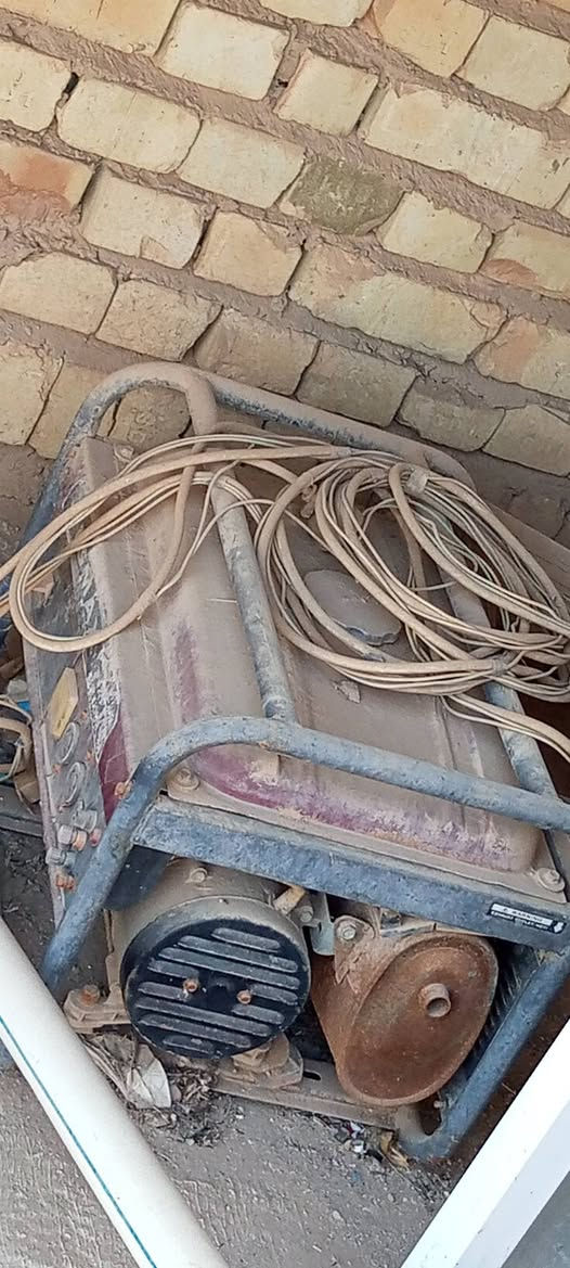 جهاز بلايستيشن ٤، واحد تيرا ، ما مهكر، ريجين ٢
مابي اي عطل استعمال قليل مع 4 اقراص هديه بقيمه 100 الف  السعر 250 مع الاقراص لكن بدون يده تحكم 

كيس ملاكمه مع سلسله تعليق مابي اي ضرر الحشو مو اسفنج لا حشو ثقيل يطلع بي 30 كيلو سعره 65

مولد شغال سعره 135
شوايه تكه كهربائيه دواره نقص بس الشيش سعر 15
اوڤن حجم كبير شغال سعره 30 وبي مجال بسيط

مكانهم صقلاويه
‏‪***********‬
