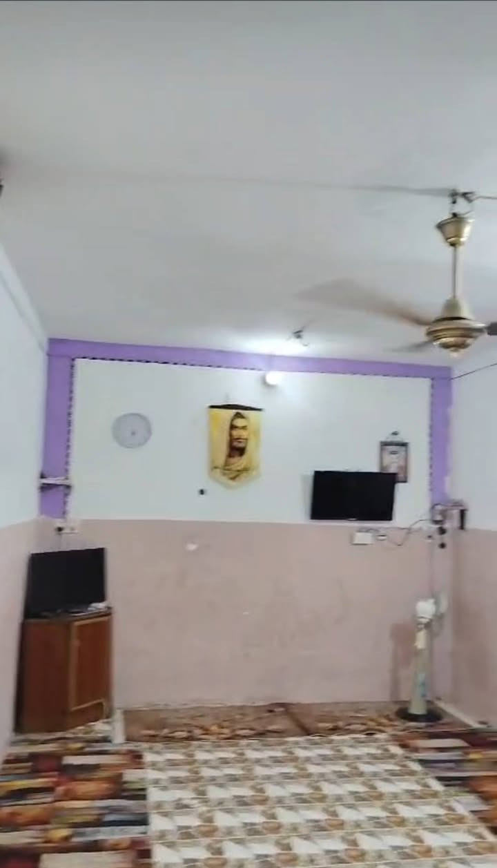 السلام عليكم بيت للبيع واقع حال بيت مرتب وجدا مناسب جاهز للسكن نوع الجنس اصلاح كافة الضمانات 2غرفه نوم صاله مطبخ صحيات خارجيه وحديقه كبيره حي الحسين قريب حي الاصدقاء مساحه 390. السعر 29وبي مجال للاستفسار اكثر ***********
