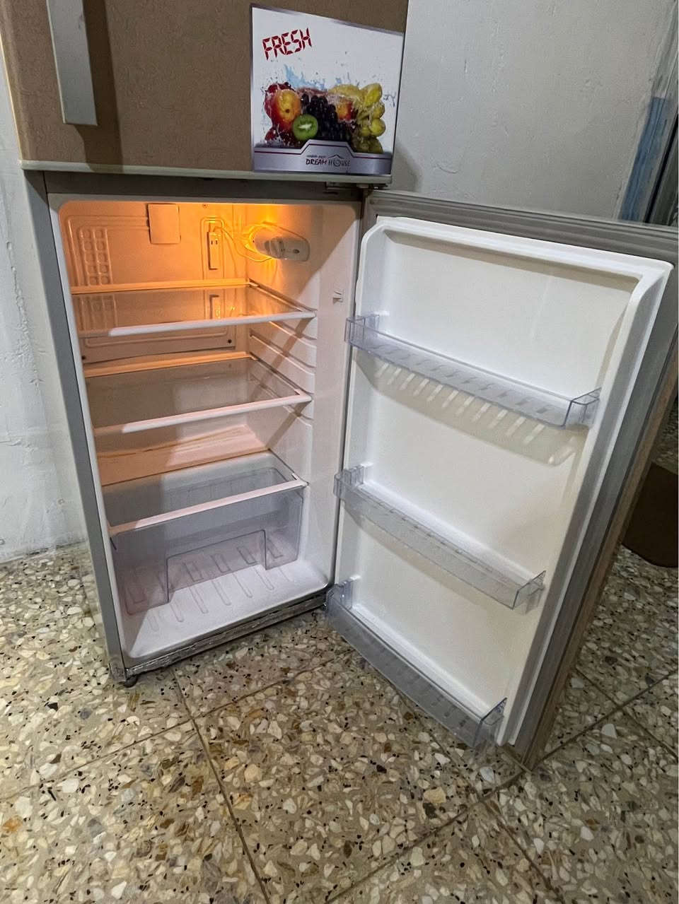 ثلاجه طولها 145 شغاله وعلى الفحص سعرها 110 وبيه مجال المكان نهايه الشعله منطقه الدهله *********** بغداد, العراق
