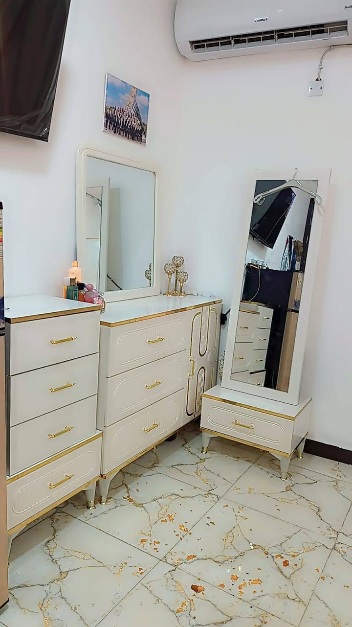 الغرفة للبيع عشر قطع اخت الجديده
استعمال سنة فقط 
العنوان /بغداد 
السعر / مليون بيها مجال بسيط للشراي
الرقم /***********
